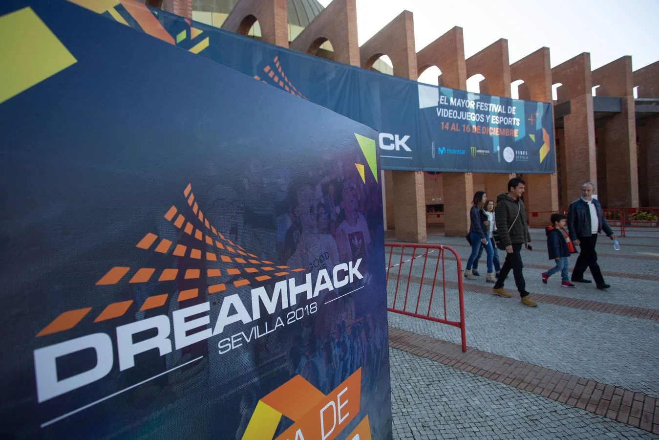 Gran afluencia de público y de jugadores profesionales de videojuegos al DreamHack de Sevilla